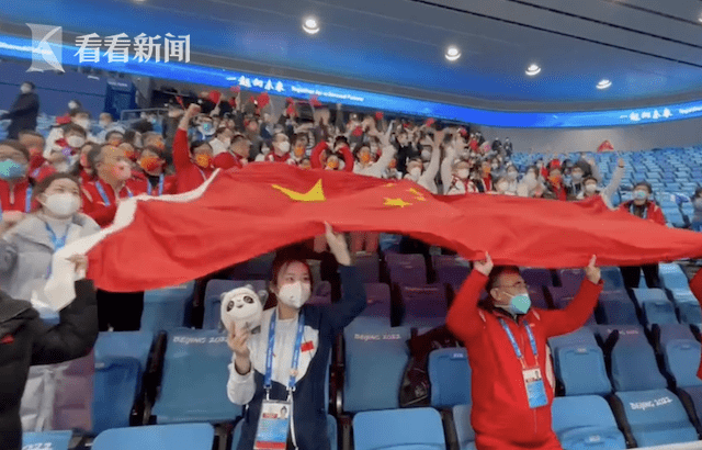 莎拉波娃回归赛场，赛况扑朔迷离首场状态亮眼，中国队观众沸腾！