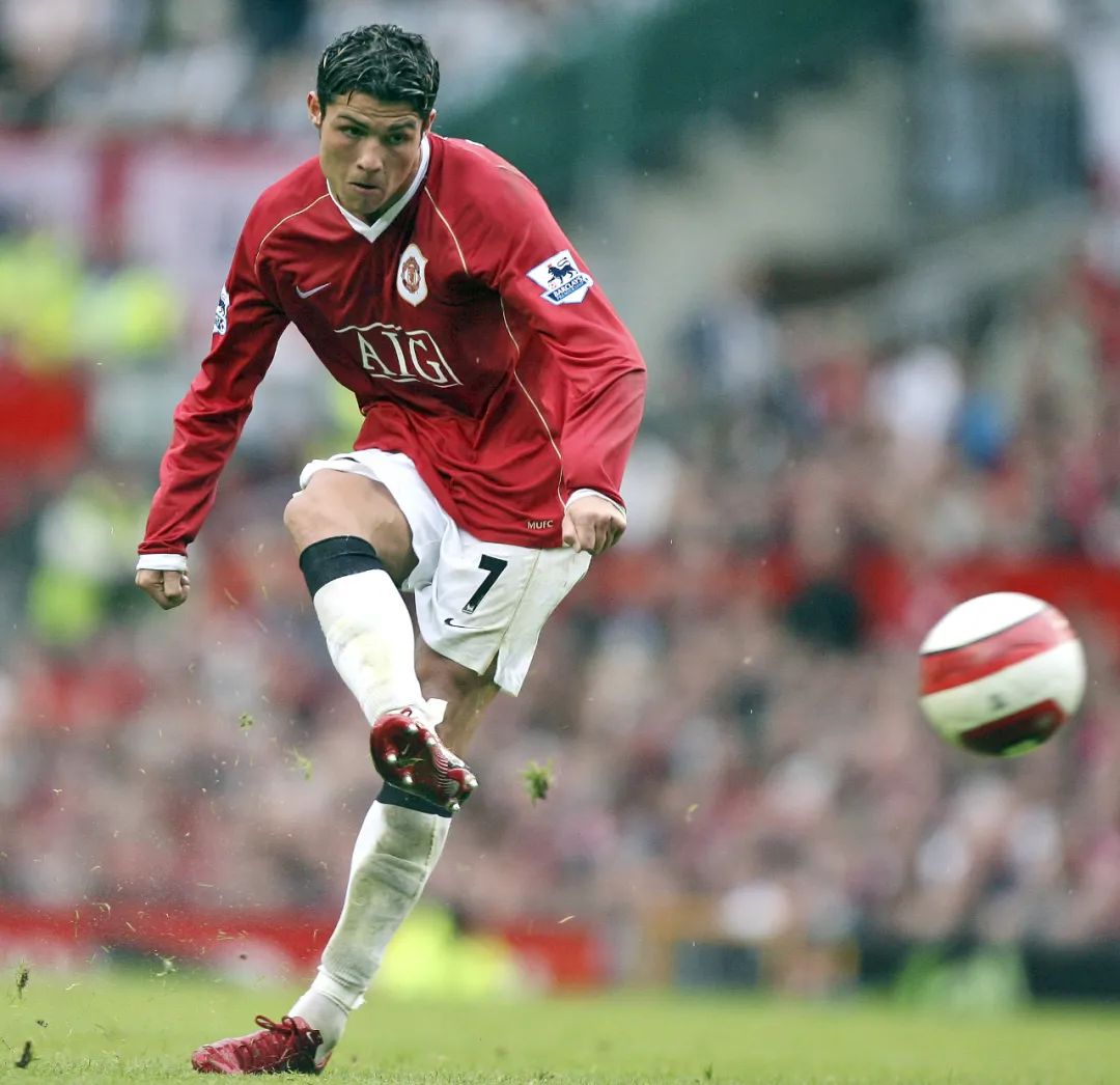 C罗回归赛场，高光表现首场状态亮眼，曼联观众沸腾！开云体育APP注册登录