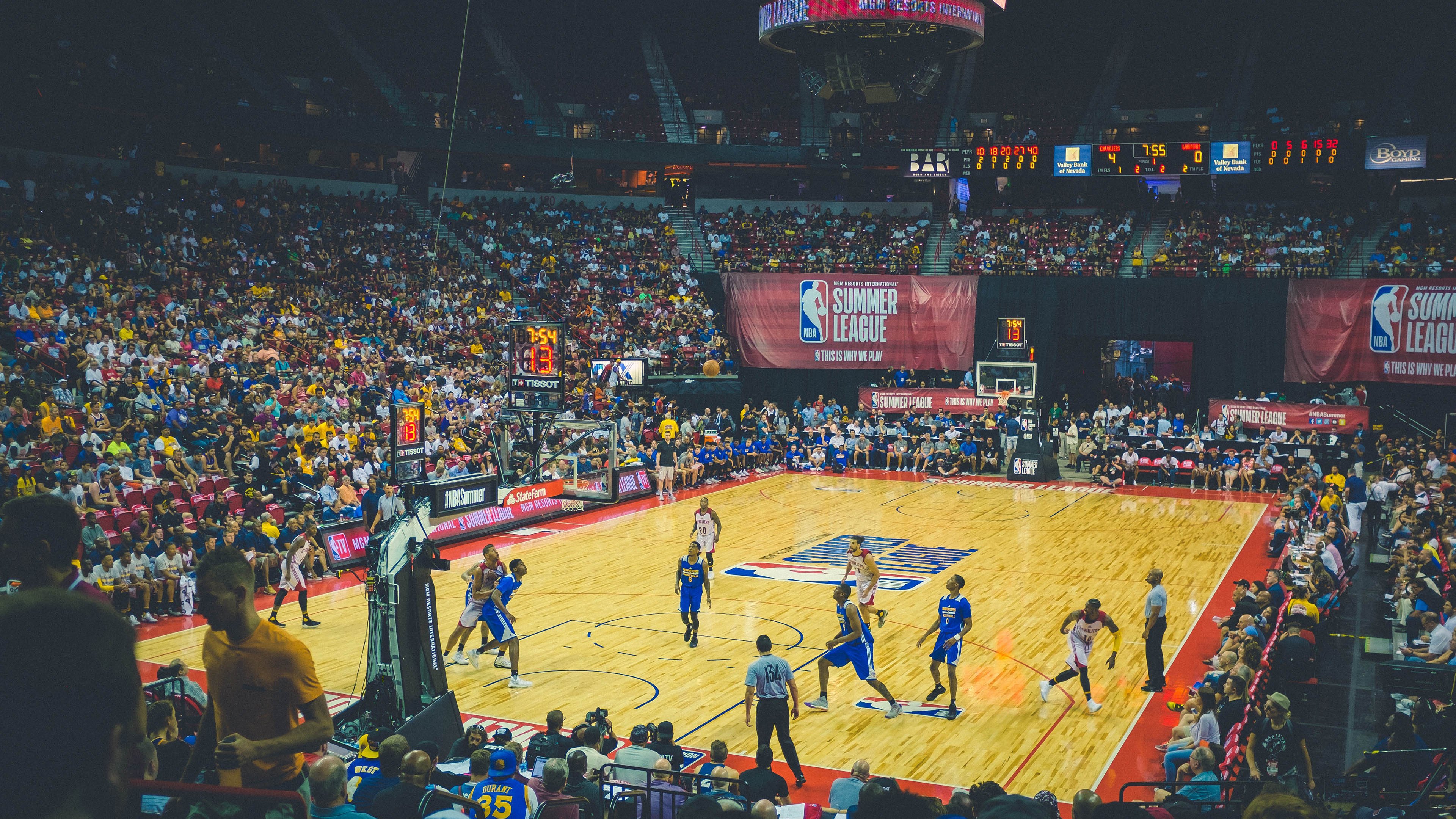 开云体育APP注册登录-莱万多夫斯基爆冷击败SKT，大胜引爆全场！